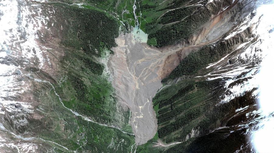 Gambar gabungan menunjukkan citra satelit Blatten sebelum gletser di Pegunungan Alpen Swiss runtuh sebagian dan menimpa desa tersebut, 3 November 2024 (atas), dan desa yang sama setelah gletser runtuh sebagian dan menimpa Blatten, Swiss, 29 Mei 2025 (bawah). (via REUTERS/MAXAR TECHNOLOGIES)