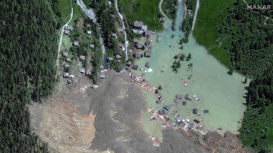 Gambar gabungan menunjukkan citra satelit Blatten sebelum gletser di Pegunungan Alpen Swiss runtuh sebagian dan menimpa desa tersebut, 3 November 2024 (atas), dan desa yang sama setelah gletser runtuh sebagian dan menimpa Blatten, Swiss, 29 Mei 2025 (bawah). (via REUTERS/MAXAR TECHNOLOGIES)