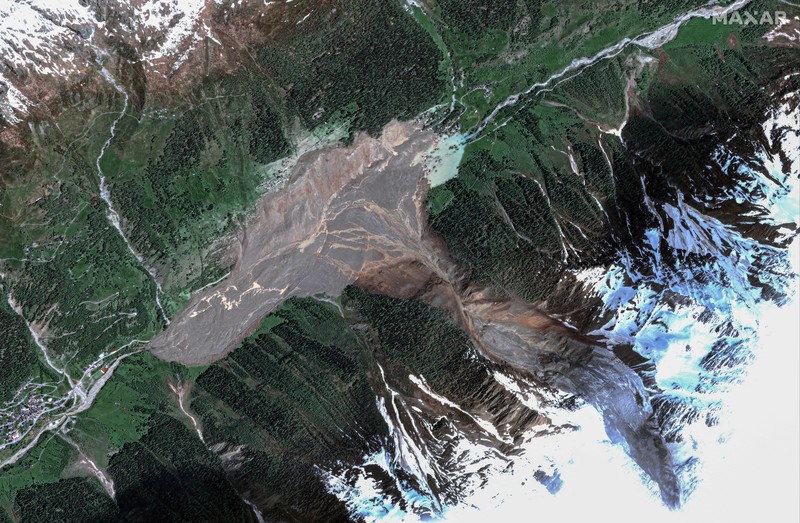 Gambar gabungan menunjukkan citra satelit Blatten sebelum gletser di Pegunungan Alpen Swiss runtuh sebagian dan menimpa desa tersebut, 3 November 2024 (atas), dan desa yang sama setelah gletser runtuh sebagian dan menimpa Blatten, Swiss, 29 Mei 2025 (bawah). (via REUTERS/MAXAR TECHNOLOGIES)