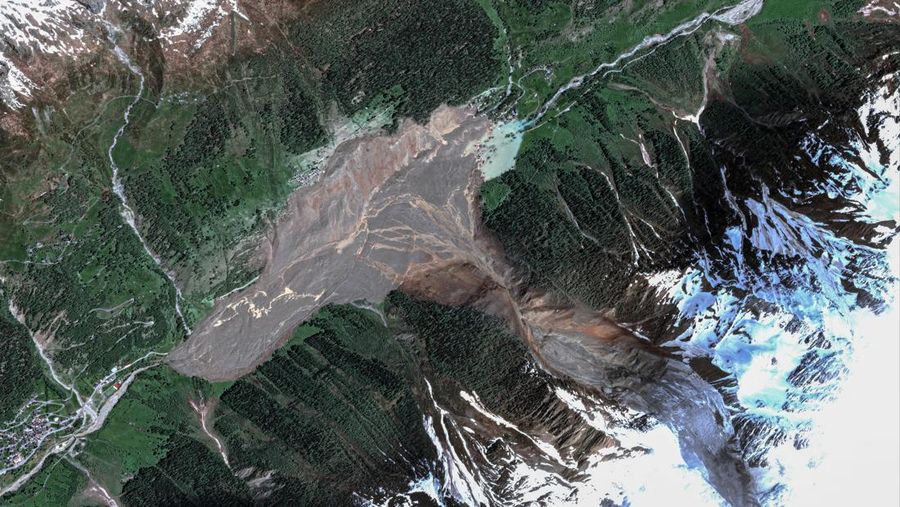 Gambar gabungan menunjukkan citra satelit Blatten sebelum gletser di Pegunungan Alpen Swiss runtuh sebagian dan menimpa desa tersebut, 3 November 2024 (atas), dan desa yang sama setelah gletser runtuh sebagian dan menimpa Blatten, Swiss, 29 Mei 2025 (bawah). (via REUTERS/MAXAR TECHNOLOGIES)