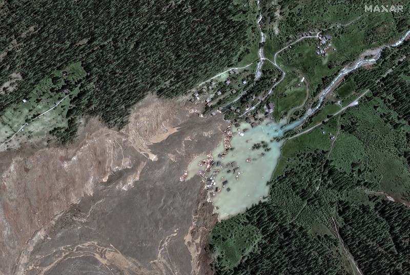 Gambar gabungan menunjukkan citra satelit Blatten sebelum gletser di Pegunungan Alpen Swiss runtuh sebagian dan menimpa desa tersebut, 3 November 2024 (atas), dan desa yang sama setelah gletser runtuh sebagian dan menimpa Blatten, Swiss, 29 Mei 2025 (bawah). (via REUTERS/MAXAR TECHNOLOGIES)