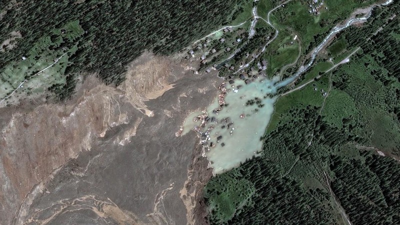 Gambar gabungan menunjukkan citra satelit Blatten sebelum gletser di Pegunungan Alpen Swiss runtuh sebagian dan menimpa desa tersebut, 3 November 2024 (atas), dan desa yang sama setelah gletser runtuh sebagian dan menimpa Blatten, Swiss, 29 Mei 2025 (bawah). (via REUTERS/MAXAR TECHNOLOGIES)
