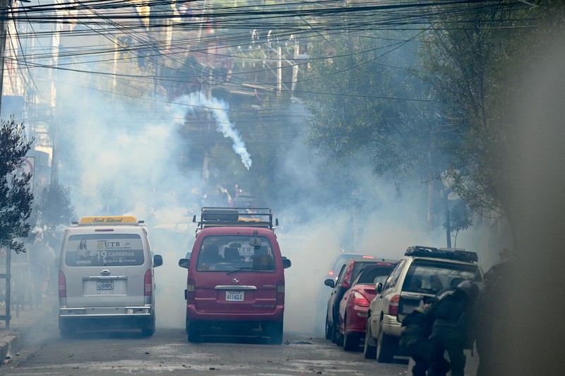 Dua puluh orang ditangkap dan tiga petugas polisi terluka di Bolivia setelah para pendukung mantan presiden Evo Morales, yang dilarang mencalonkan diri lagi, bentrok dengan aparat kepolisian. (REUTERS/Claudia Morales) Dua puluh orang ditangkap dan tiga petugas polisi terluka di Bolivia setelah para pendukung mantan presiden Evo Morales, yang dilarang mencalonkan diri lagi, bentrok dengan aparat kepolisian. (REUTERS/Claudia Morales)