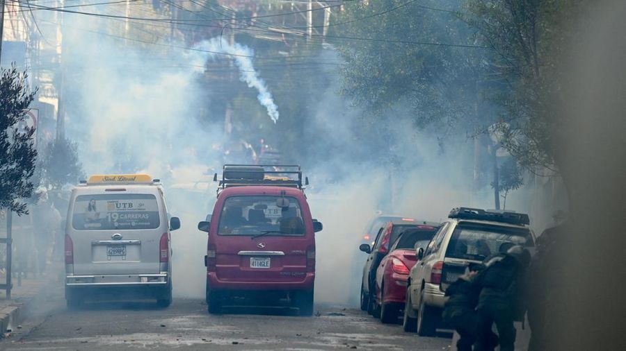 Dua puluh orang ditangkap dan tiga petugas polisi terluka di Bolivia setelah para pendukung mantan presiden Evo Morales, yang dilarang mencalonkan diri lagi, bentrok dengan aparat kepolisian. (REUTERS/Claudia Morales) Dua puluh orang ditangkap dan tiga petugas polisi terluka di Bolivia setelah para pendukung mantan presiden Evo Morales, yang dilarang mencalonkan diri lagi, bentrok dengan aparat kepolisian. (REUTERS/Claudia Morales)