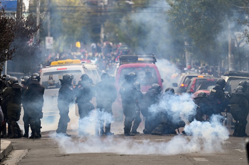 Dua puluh orang ditangkap dan tiga petugas polisi terluka di Bolivia setelah para pendukung mantan presiden Evo Morales, yang dilarang mencalonkan diri lagi, bentrok dengan aparat kepolisian. (REUTERS/Claudia Morales) Dua puluh orang ditangkap dan tiga petugas polisi terluka di Bolivia setelah para pendukung mantan presiden Evo Morales, yang dilarang mencalonkan diri lagi, bentrok dengan aparat kepolisian. (REUTERS/Claudia Morales)
