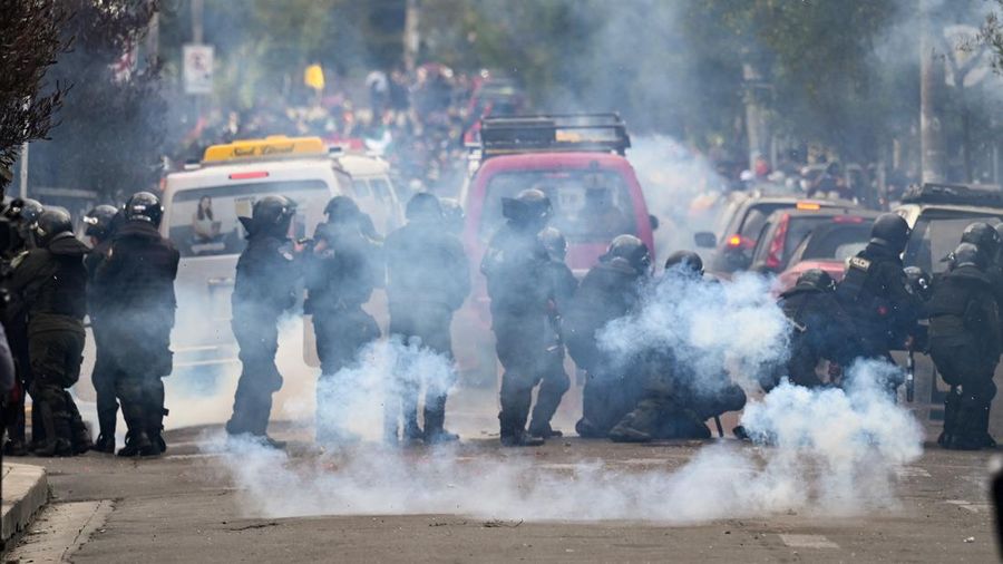 Dua puluh orang ditangkap dan tiga petugas polisi terluka di Bolivia setelah para pendukung mantan presiden Evo Morales, yang dilarang mencalonkan diri lagi, bentrok dengan aparat kepolisian. (REUTERS/Claudia Morales)