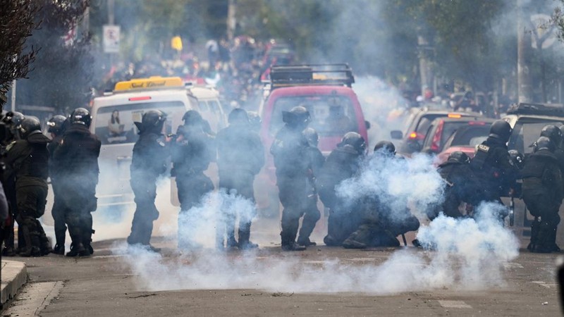 Dua puluh orang ditangkap dan tiga petugas polisi terluka di Bolivia setelah para pendukung mantan presiden Evo Morales, yang dilarang mencalonkan diri lagi, bentrok dengan aparat kepolisian. (REUTERS/Claudia Morales)