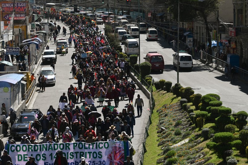 Dua puluh orang ditangkap dan tiga petugas polisi terluka di Bolivia setelah para pendukung mantan presiden Evo Morales, yang dilarang mencalonkan diri lagi, bentrok dengan aparat kepolisian. (REUTERS/Claudia Morales) Dua puluh orang ditangkap dan tiga petugas polisi terluka di Bolivia setelah para pendukung mantan presiden Evo Morales, yang dilarang mencalonkan diri lagi, bentrok dengan aparat kepolisian. (REUTERS/Claudia Morales)
