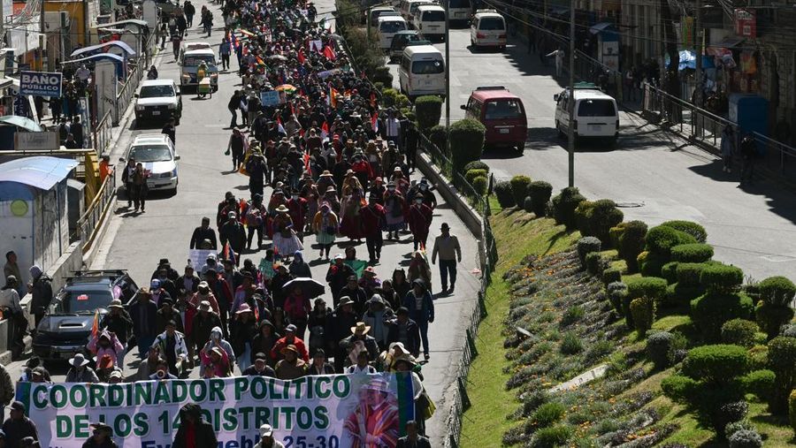 Dua puluh orang ditangkap dan tiga petugas polisi terluka di Bolivia setelah para pendukung mantan presiden Evo Morales, yang dilarang mencalonkan diri lagi, bentrok dengan aparat kepolisian. (REUTERS/Claudia Morales) Dua puluh orang ditangkap dan tiga petugas polisi terluka di Bolivia setelah para pendukung mantan presiden Evo Morales, yang dilarang mencalonkan diri lagi, bentrok dengan aparat kepolisian. (REUTERS/Claudia Morales)