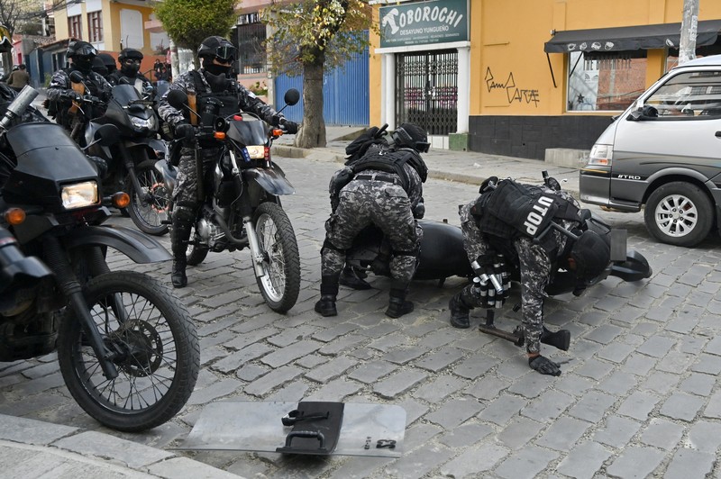 Dua puluh orang ditangkap dan tiga petugas polisi terluka di Bolivia setelah para pendukung mantan presiden Evo Morales, yang dilarang mencalonkan diri lagi, bentrok dengan aparat kepolisian. (REUTERS/Claudia Morales) Dua puluh orang ditangkap dan tiga petugas polisi terluka di Bolivia setelah para pendukung mantan presiden Evo Morales, yang dilarang mencalonkan diri lagi, bentrok dengan aparat kepolisian. (REUTERS/Claudia Morales)
