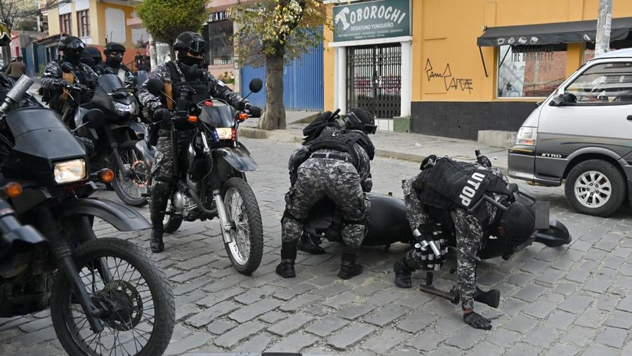 Dua puluh orang ditangkap dan tiga petugas polisi terluka di Bolivia setelah para pendukung mantan presiden Evo Morales, yang dilarang mencalonkan diri lagi, bentrok dengan aparat kepolisian. (REUTERS/Claudia Morales) Dua puluh orang ditangkap dan tiga petugas polisi terluka di Bolivia setelah para pendukung mantan presiden Evo Morales, yang dilarang mencalonkan diri lagi, bentrok dengan aparat kepolisian. (REUTERS/Claudia Morales)