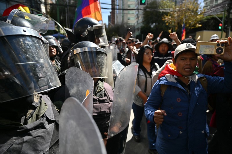 Dua puluh orang ditangkap dan tiga petugas polisi terluka di Bolivia setelah para pendukung mantan presiden Evo Morales, yang dilarang mencalonkan diri lagi, bentrok dengan aparat kepolisian. (REUTERS/Claudia Morales) Dua puluh orang ditangkap dan tiga petugas polisi terluka di Bolivia setelah para pendukung mantan presiden Evo Morales, yang dilarang mencalonkan diri lagi, bentrok dengan aparat kepolisian. (REUTERS/Claudia Morales)