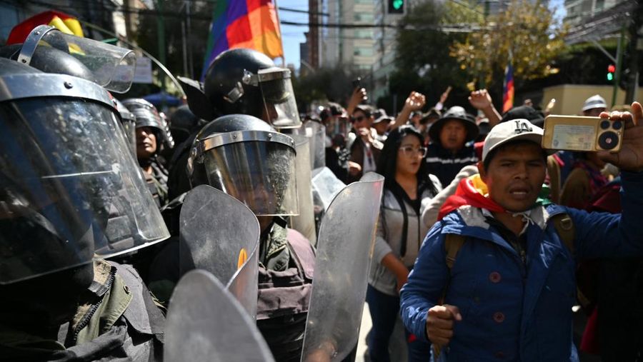 Dua puluh orang ditangkap dan tiga petugas polisi terluka di Bolivia setelah para pendukung mantan presiden Evo Morales, yang dilarang mencalonkan diri lagi, bentrok dengan aparat kepolisian. (REUTERS/Claudia Morales) Dua puluh orang ditangkap dan tiga petugas polisi terluka di Bolivia setelah para pendukung mantan presiden Evo Morales, yang dilarang mencalonkan diri lagi, bentrok dengan aparat kepolisian. (REUTERS/Claudia Morales)