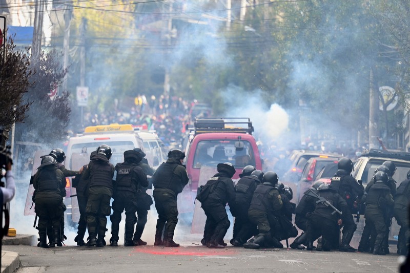 Dua puluh orang ditangkap dan tiga petugas polisi terluka di Bolivia setelah para pendukung mantan presiden Evo Morales, yang dilarang mencalonkan diri lagi, bentrok dengan aparat kepolisian. (REUTERS/Claudia Morales) Dua puluh orang ditangkap dan tiga petugas polisi terluka di Bolivia setelah para pendukung mantan presiden Evo Morales, yang dilarang mencalonkan diri lagi, bentrok dengan aparat kepolisian. (REUTERS/Claudia Morales)