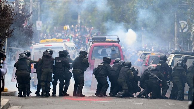 Penampakan Massa Pendukung Mantan Presiden Rusuh dengan Polisi