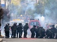 Penampakan Massa Pendukung Mantan Presiden Rusuh dengan Polisi