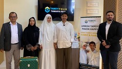 Fairuz A Rafiq dan Sonny Septian Rayakan Ulang Tahun Pernikahan Sambil Umroh
