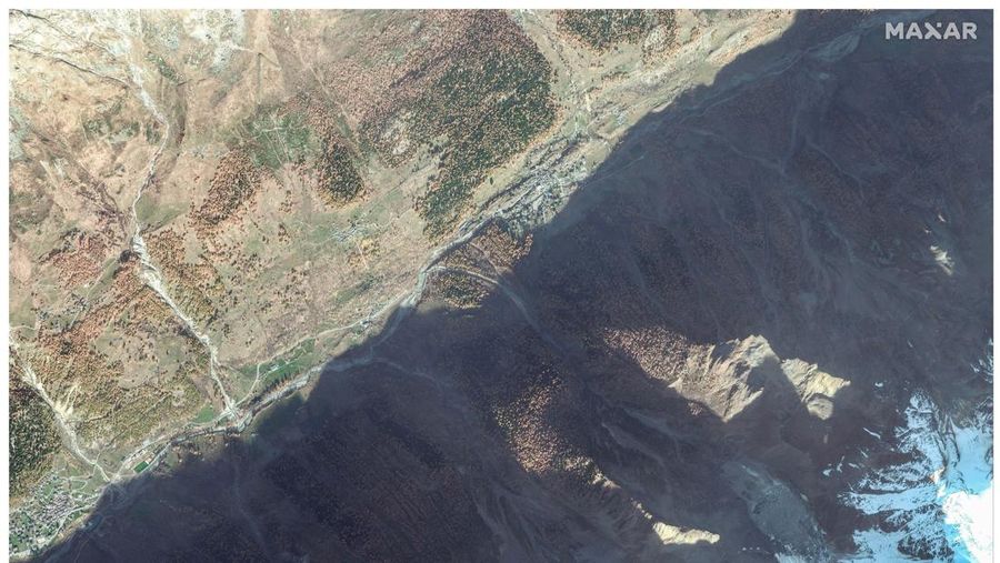 Gambar gabungan menunjukkan citra satelit Blatten sebelum gletser di Pegunungan Alpen Swiss runtuh sebagian dan menimpa desa tersebut, 3 November 2024 (atas), dan desa yang sama setelah gletser runtuh sebagian dan menimpa Blatten, Swiss, 29 Mei 2025 (bawah). (via REUTERS/MAXAR TECHNOLOGIES)