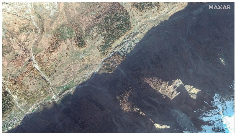 Gambar gabungan menunjukkan citra satelit Blatten sebelum gletser di Pegunungan Alpen Swiss runtuh sebagian dan menimpa desa tersebut, 3 November 2024 (atas), dan desa yang sama setelah gletser runtuh sebagian dan menimpa Blatten, Swiss, 29 Mei 2025 (bawah). (via REUTERS/MAXAR TECHNOLOGIES)