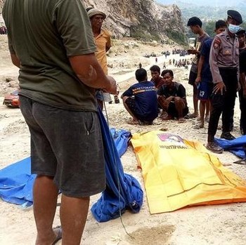 Potret Tambang Batu di Cirebon Longsor, 5 Orang Tewas!