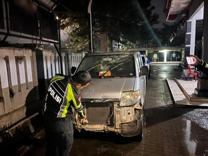 Sopir Tak Konsentrasi, Mobil Siaga Desa di Bogor Tabrak Ruko hingga Ringsek