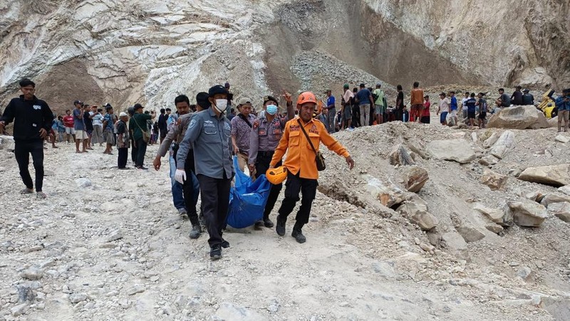Longsor di Gunung Kuda, Kabupaten Cirebon, Jawa Barat, pada Jumat (30/5/2025). (Dok. BPBD Jabar)