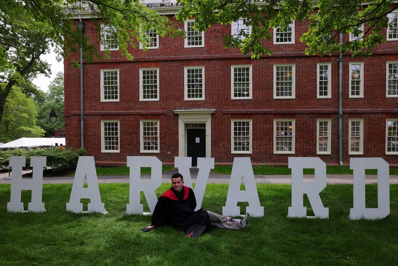 Para mahasiswa yang lulus menghadiri upacara wisuda di Universitas Harvard, Kamis, 29 Mei 2025 di Cambridge, Massachusetts. (REUTERS/Brian Snyder) Para mahasiswa yang lulus menghadiri upacara wisuda di Universitas Harvard, Kamis, 29 Mei 2025 di Cambridge, Massachusetts. (REUTERS/Brian Snyder)