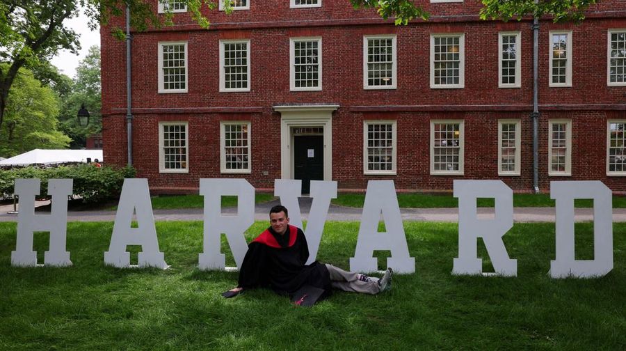 Para mahasiswa yang lulus menghadiri upacara wisuda di Universitas Harvard, Kamis, 29 Mei 2025 di Cambridge, Massachusetts. (REUTERS/Brian Snyder) Para mahasiswa yang lulus menghadiri upacara wisuda di Universitas Harvard, Kamis, 29 Mei 2025 di Cambridge, Massachusetts. (REUTERS/Brian Snyder)