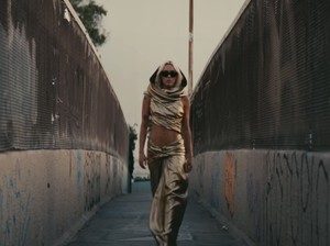 Miley Cyrus Tegaskan Gaun Emas di MV Flowers Bukan Nyindir Jennifer Lawrence