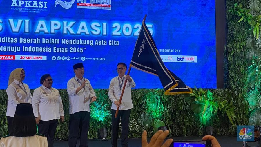 Munas VI Asosiasi Pemerintah Kabupaten Seluruh Indonesia (APKASI) yang digelar di Minahasa Utara, Sulawesi Utara, resmi menetapkan Bupati Lahat, Sumatera Selatan, Bursah Zarnubi sebagai Ketua Umum APKASI periode 2025–2030, Jumat (30/5/2025). (CNBC Indonesia/Eko Frima Andani)