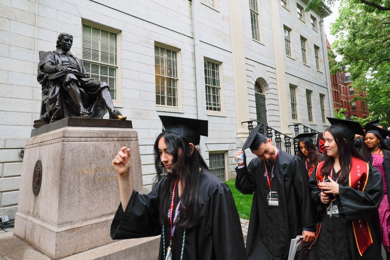 Para mahasiswa yang lulus menghadiri upacara wisuda di Universitas Harvard, Kamis, 29 Mei 2025 di Cambridge, Massachusetts. (REUTERS/Brian Snyder)