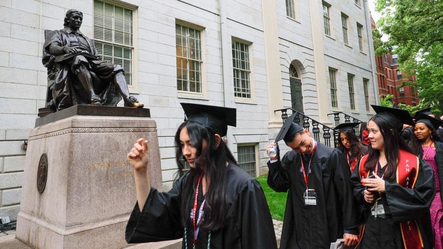 Para mahasiswa yang lulus menghadiri upacara wisuda di Universitas Harvard, Kamis, 29 Mei 2025 di Cambridge, Massachusetts. (REUTERS/Brian Snyder) Para mahasiswa yang lulus menghadiri upacara wisuda di Universitas Harvard, Kamis, 29 Mei 2025 di Cambridge, Massachusetts. (REUTERS/Brian Snyder)