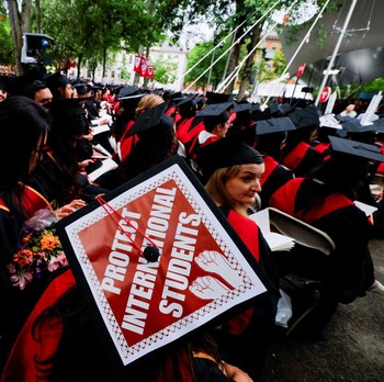 Potret Wisuda Harvard di Tengah Tekanan Trump