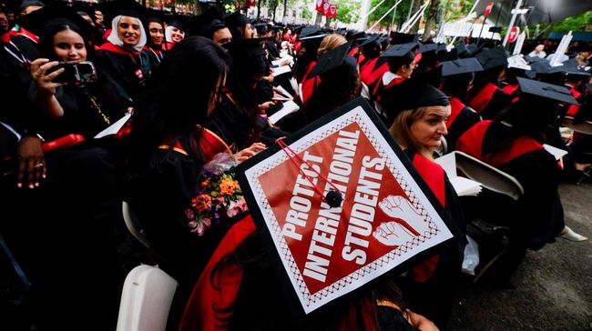 Potret Wisuda Harvard di Tengah Tekanan Trump