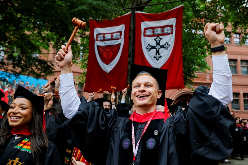 Para mahasiswa yang lulus menghadiri upacara wisuda di Universitas Harvard, Kamis, 29 Mei 2025 di Cambridge, Massachusetts. (REUTERS/Brian Snyder)