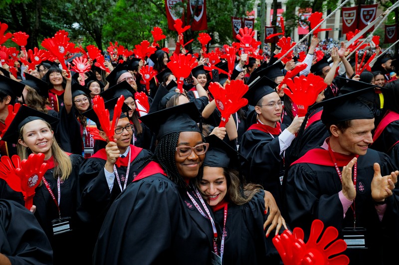 Para mahasiswa yang lulus menghadiri upacara wisuda di Universitas Harvard, Kamis, 29 Mei 2025 di Cambridge, Massachusetts. (REUTERS/Brian Snyder)