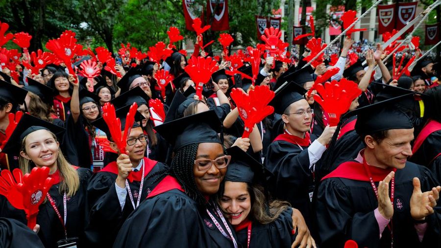 Para mahasiswa yang lulus menghadiri upacara wisuda di Universitas Harvard, Kamis, 29 Mei 2025 di Cambridge, Massachusetts. (REUTERS/Brian Snyder) Para mahasiswa yang lulus menghadiri upacara wisuda di Universitas Harvard, Kamis, 29 Mei 2025 di Cambridge, Massachusetts. (REUTERS/Brian Snyder)
