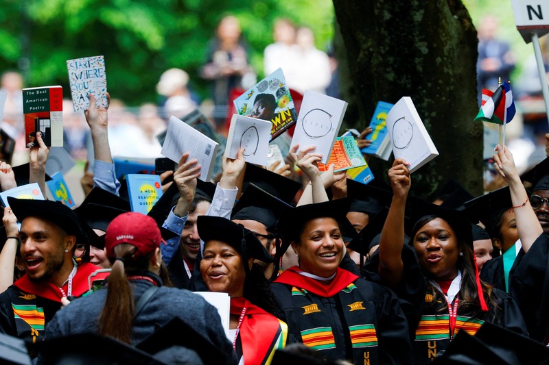 Para mahasiswa yang lulus menghadiri upacara wisuda di Universitas Harvard, Kamis, 29 Mei 2025 di Cambridge, Massachusetts. (REUTERS/Brian Snyder)