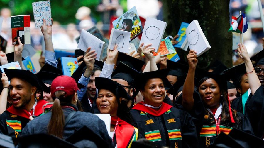 Para mahasiswa yang lulus menghadiri upacara wisuda di Universitas Harvard, Kamis, 29 Mei 2025 di Cambridge, Massachusetts. (REUTERS/Brian Snyder)