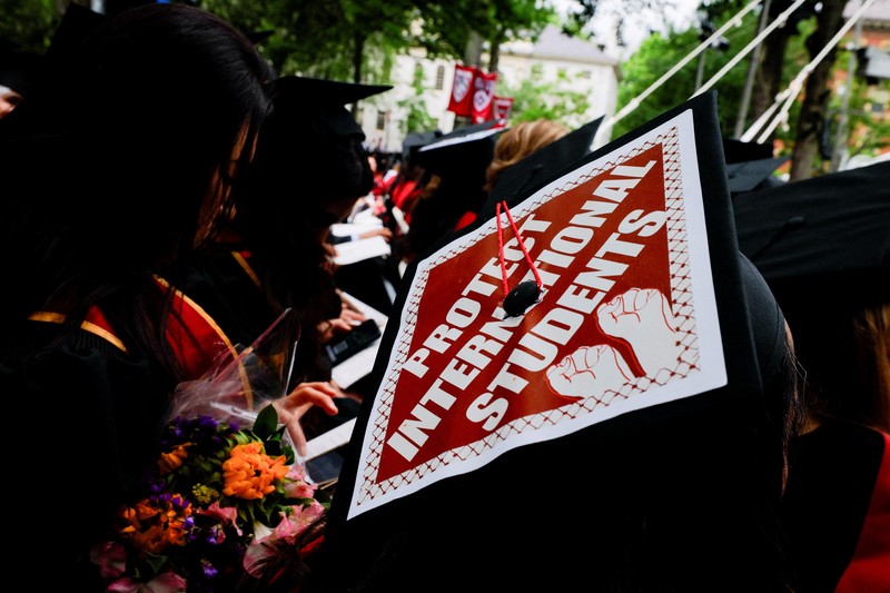 Para mahasiswa yang lulus menghadiri upacara wisuda di Universitas Harvard, Kamis, 29 Mei 2025 di Cambridge, Massachusetts. (REUTERS/Brian Snyder)