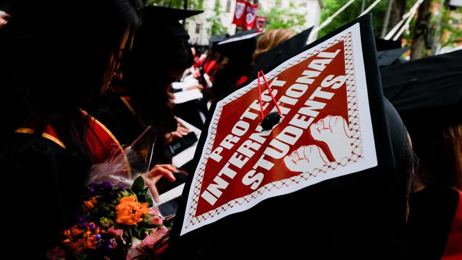 Para mahasiswa yang lulus menghadiri upacara wisuda di Universitas Harvard, Kamis, 29 Mei 2025 di Cambridge, Massachusetts. (REUTERS/Brian Snyder)