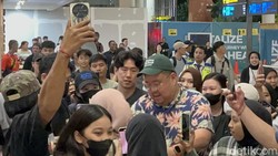 Momen Go Youn Jung Dikerubungi Fans Saat Tiba di Bandara Ngurah Rai