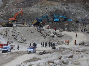 Ngerinya Longsor Tambang Batu Gunung Kuda Cirebon, Korban Tewas 17 Orang