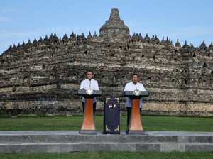 Tentang Patung Buddha dalam Stupa Borobudur yang Berhasil Disentuh Macron