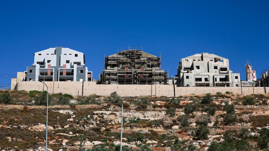 Bangunan-bangunan baru berdiri di sekitar pemukiman Israel Migdalim dekat Nablus, di Tepi Barat yang diduduki Israel, Jumat (30/5/2025). (REUTERS/Ammar Awad)