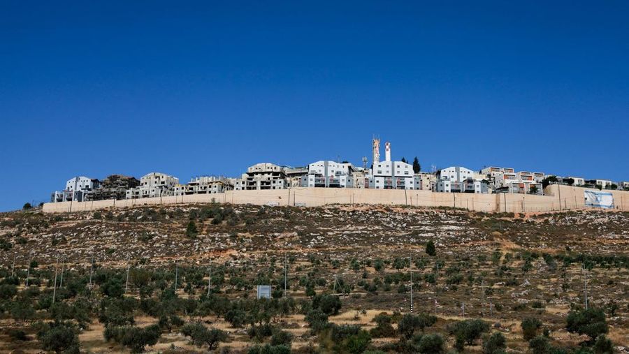 Bangunan-bangunan baru berdiri di sekitar pemukiman Israel Migdalim dekat Nablus, di Tepi Barat yang diduduki Israel, Jumat (30/5/2025). (REUTERS/Ammar Awad)