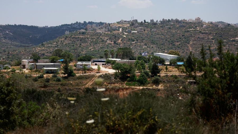 Bangunan-bangunan baru berdiri di sekitar pemukiman Israel Migdalim dekat Nablus, di Tepi Barat yang diduduki Israel, Jumat (30/5/2025). (REUTERS/Ammar Awad)