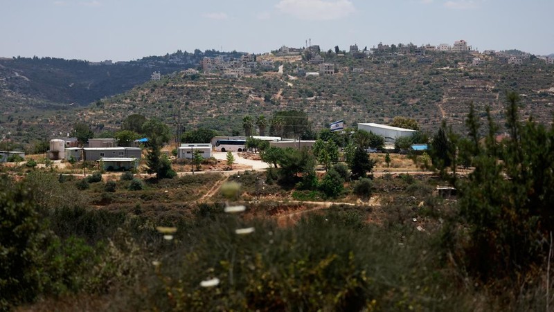 Bangunan-bangunan baru berdiri di sekitar pemukiman Israel Migdalim dekat Nablus, di Tepi Barat yang diduduki Israel, Jumat (30/5/2025). (REUTERS/Ammar Awad)
