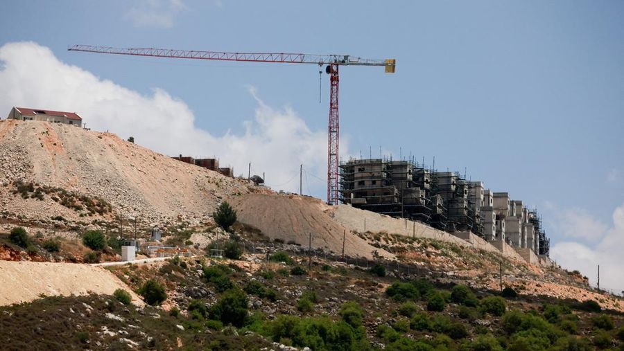 Bangunan-bangunan baru berdiri di sekitar pemukiman Israel Migdalim dekat Nablus, di Tepi Barat yang diduduki Israel, Jumat (30/5/2025). (REUTERS/Ammar Awad)