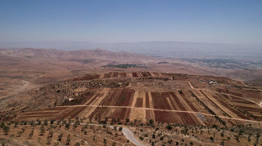 Bangunan-bangunan baru berdiri di sekitar pemukiman Israel Migdalim dekat Nablus, di Tepi Barat yang diduduki Israel, Jumat (30/5/2025). (REUTERS/Ammar Awad)
